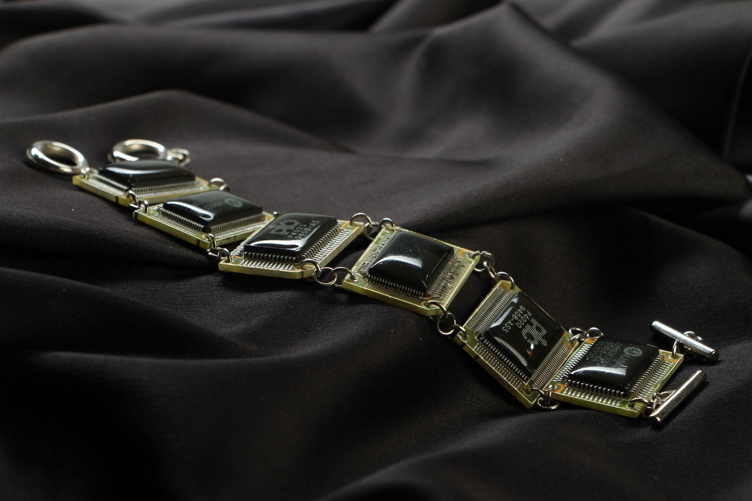 Bracelet cyberpunk en métal avec circuit intégré photo 2