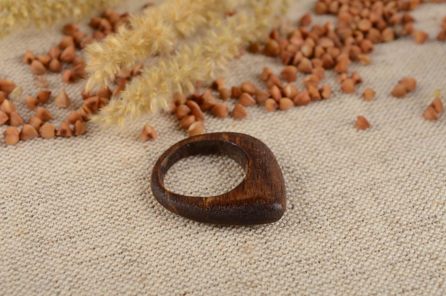 Дизайнерское украшение хенд мейд изделие из дерева темное кольцо из дерева фото 1