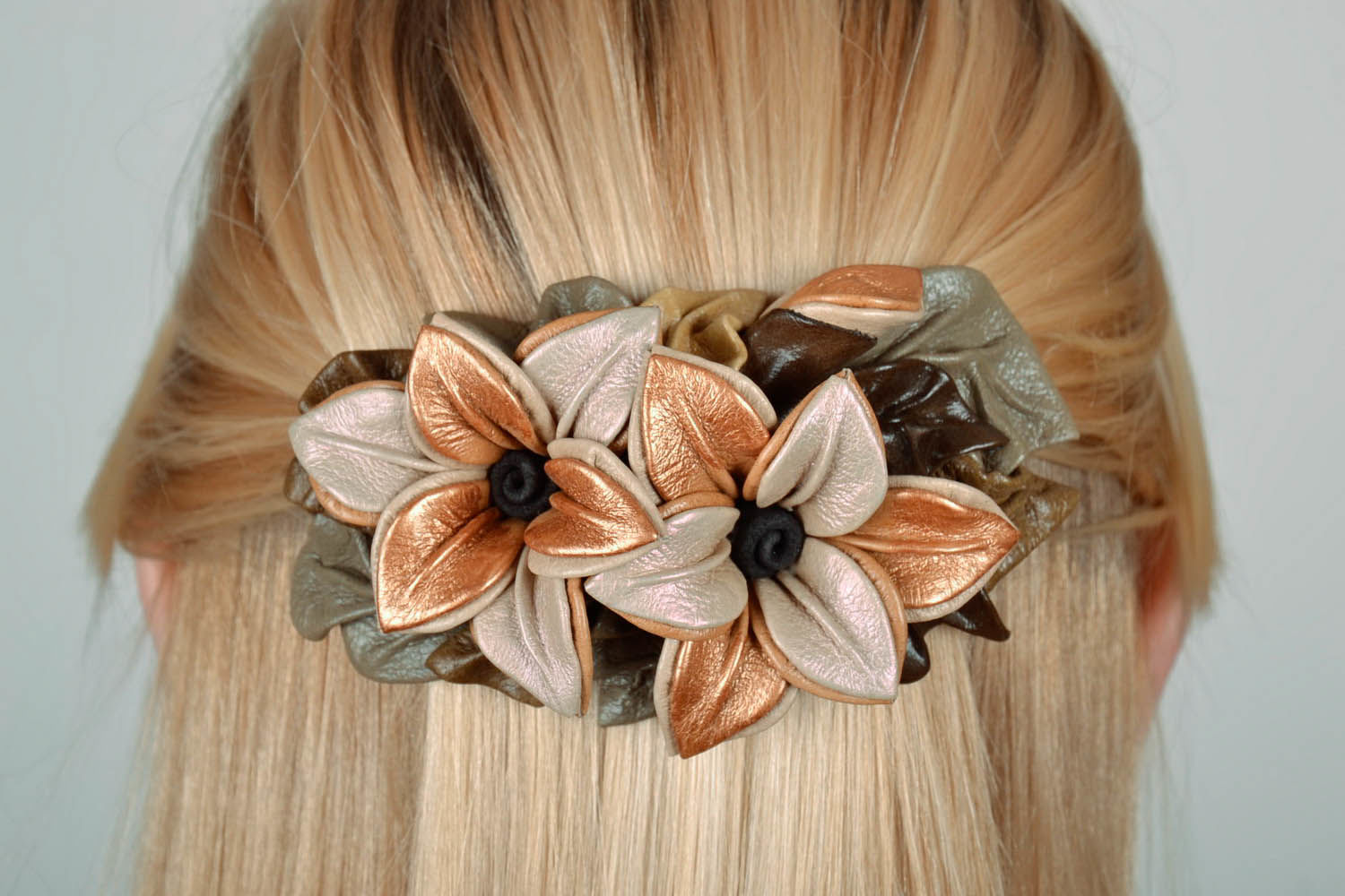 Заколка для волос с цветами из кожи фото 5