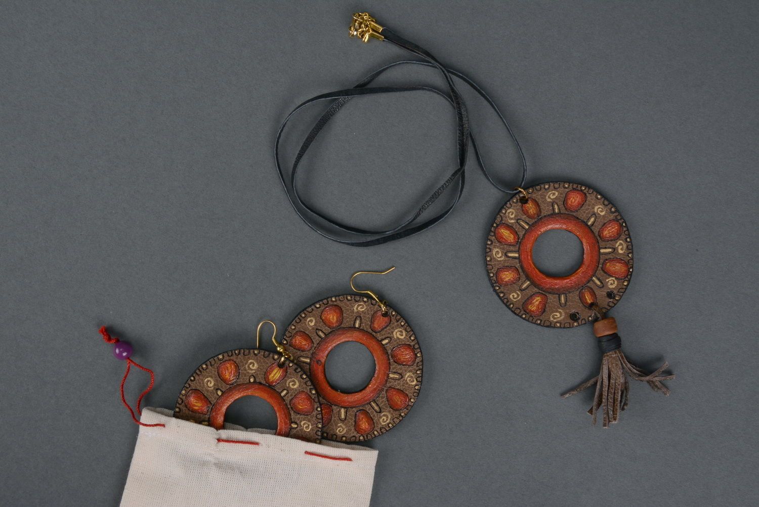 Set de bijoux en cuir boucles d'oreilles et pendentif Yarilo photo 4