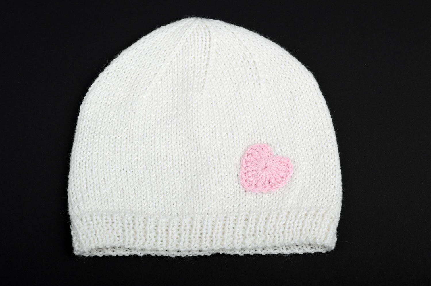 Вязаная шапка ручной работы шапка для девочки зимняя шапка белая с сердечком фото 1