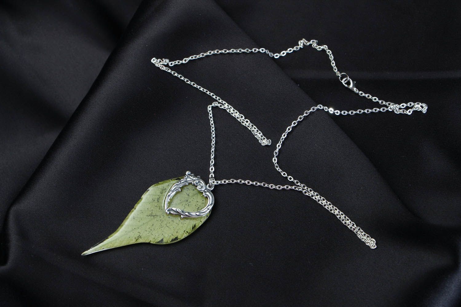 Collier pendentif fait main avec feuille de Corète du Japon en résine époxyde photo 3