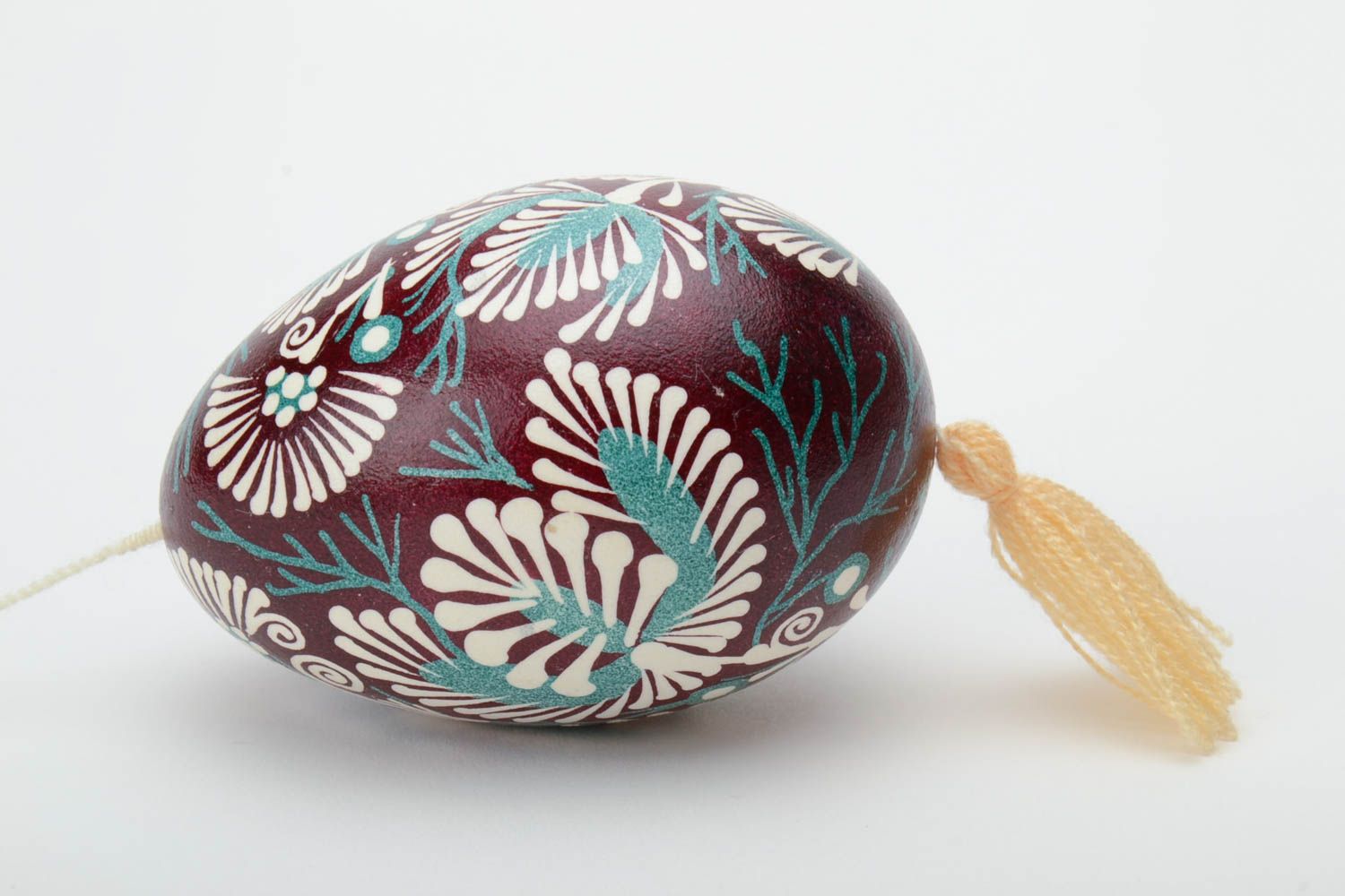 Пасхальное яйцо-подвеска гусиное с лемковской росписью в восковой технике  фото 3