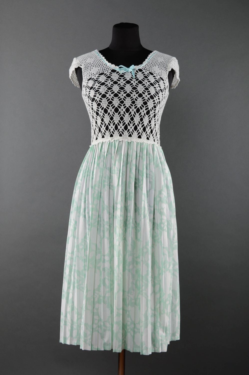 Вязаное платье ручной работы из хлопка и синтетики длинное светлое фото 1