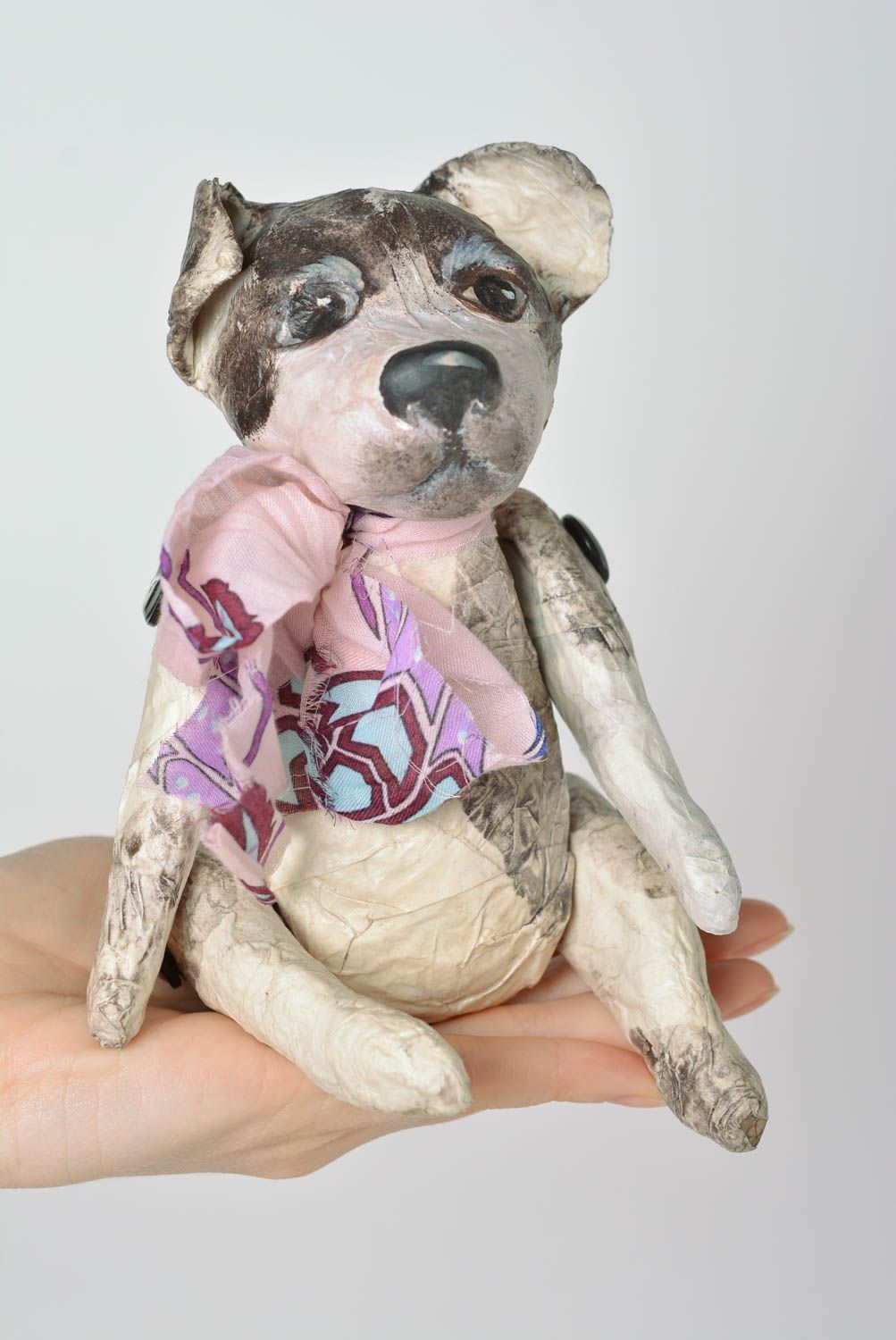 Juguete decorativo artesanal hecho a mano de cartón piedra con forma de perro foto 5