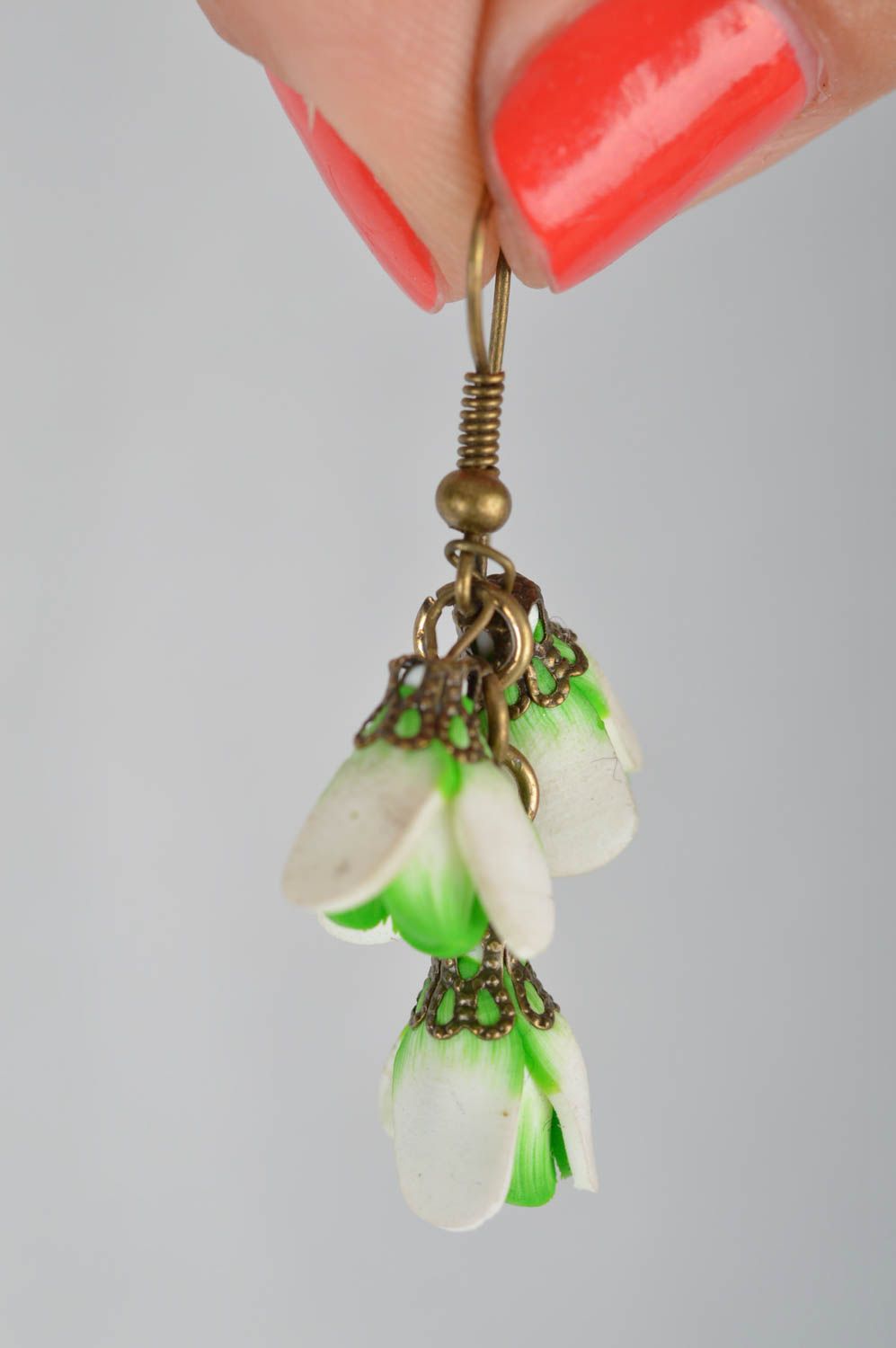 Lange weiß grüne Designer handmade Ohrringe aus Polymerton mit Blumen  foto 3
