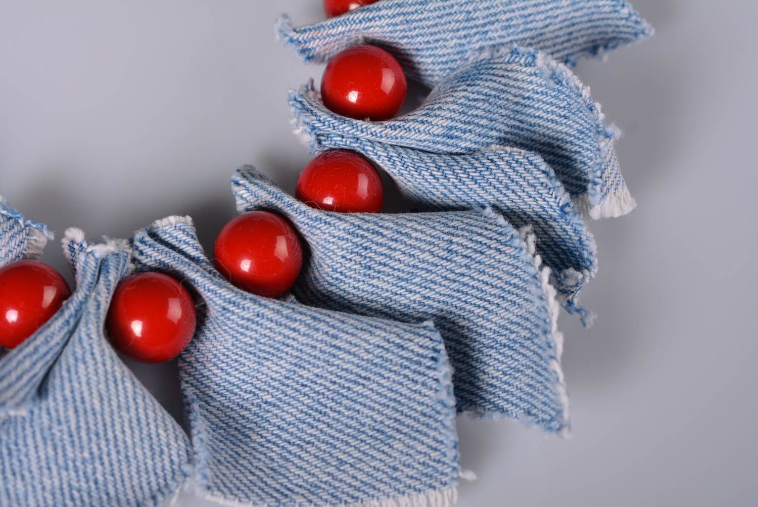 Collier en tissu de jean Bijou fait main bleu perles rouges Cadeau femme photo 2
