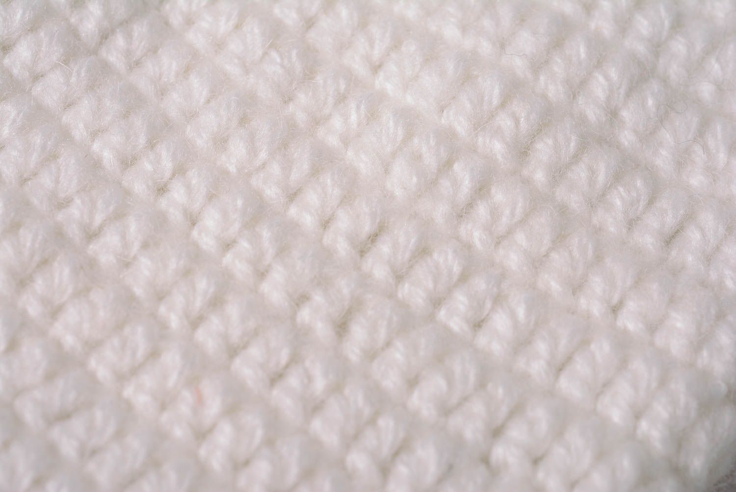 Шапка ручной вязки спицами из натуральной шерсти в виде пандочки теплая фото 4