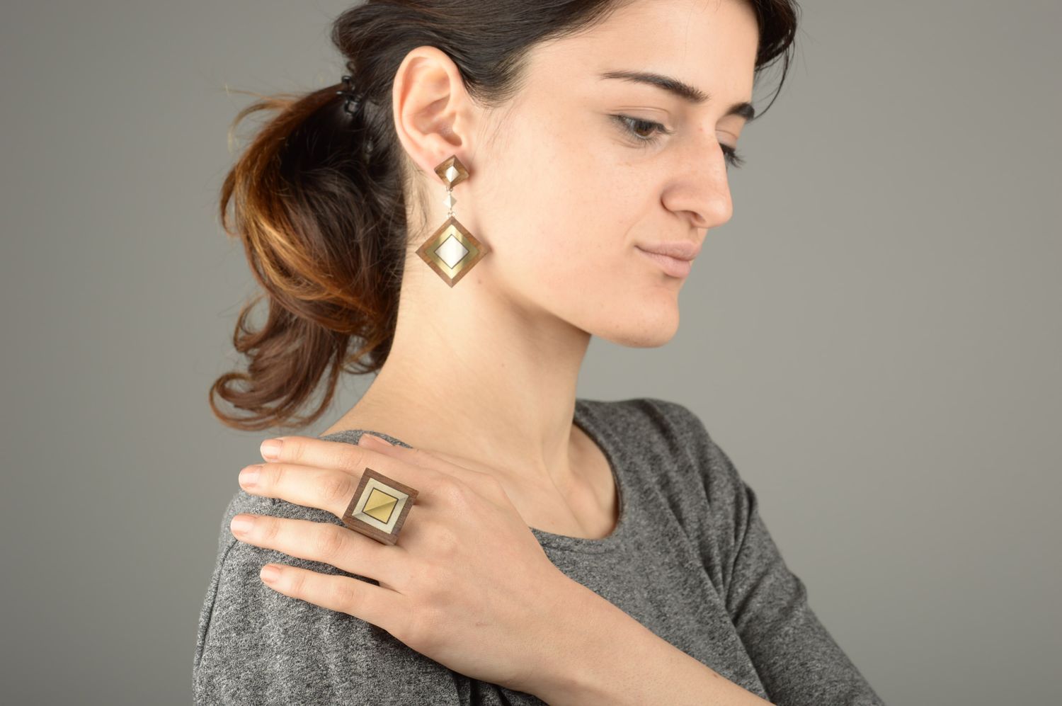 Украшения ручной работы модные серьги женское кольцо из дерева и металла набор фото 5