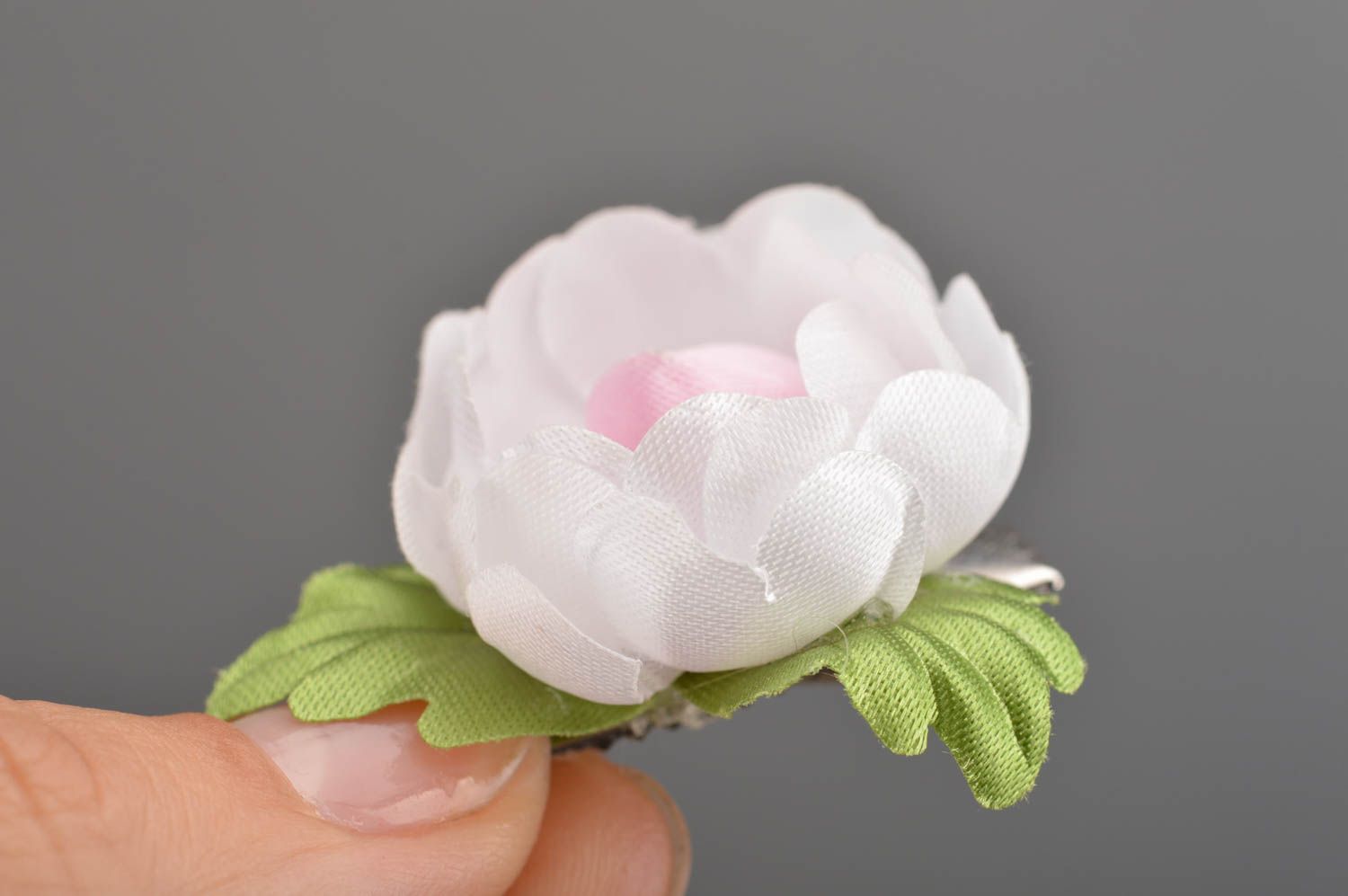 Красивая нежная детская заколка с искусственным цветком ручной работы белая  фото 3