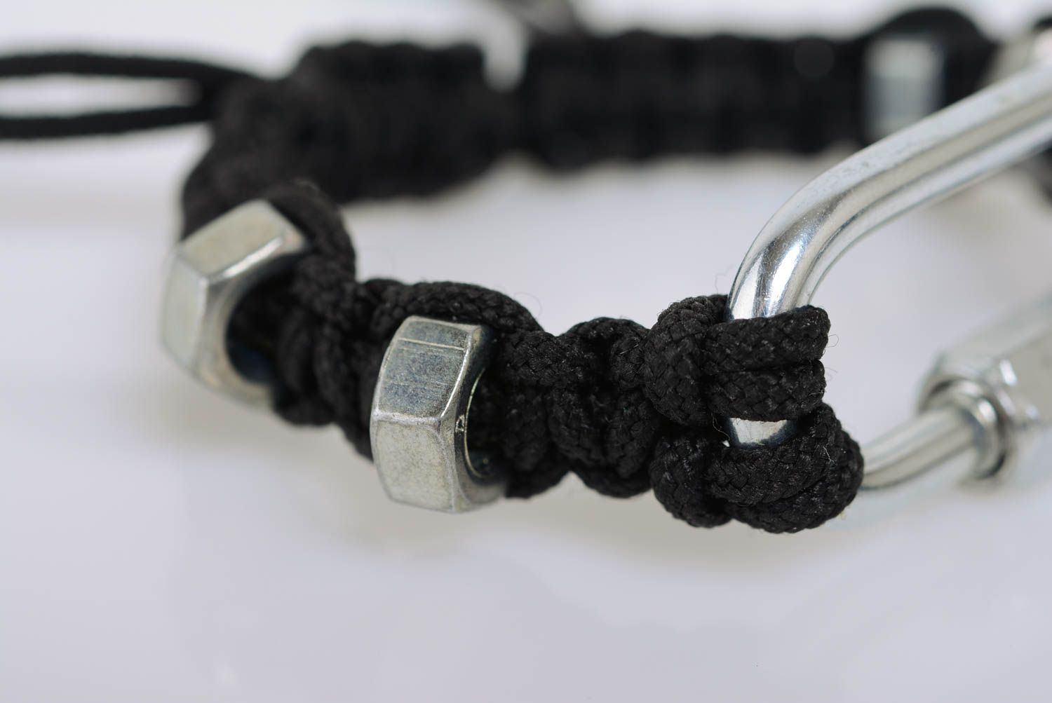 bracelet en macramé lacet noir synthétique avec écrous tressé fait main photo 2