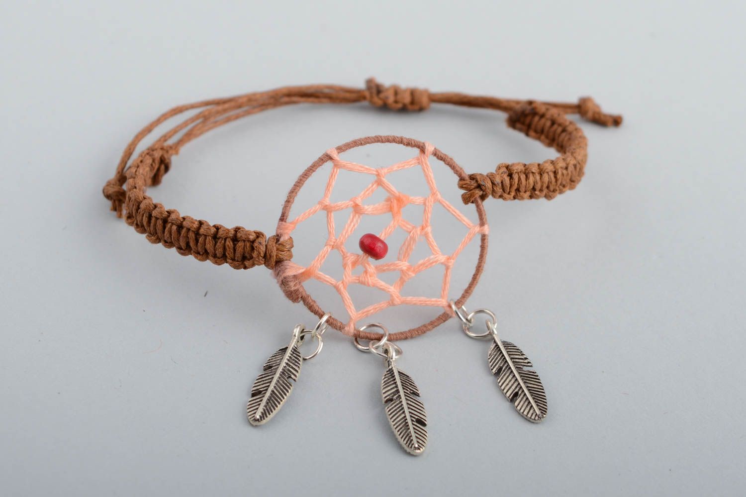 Bracelet artisanal talisman capteur de rêves lacet brun macramé fait main photo 1
