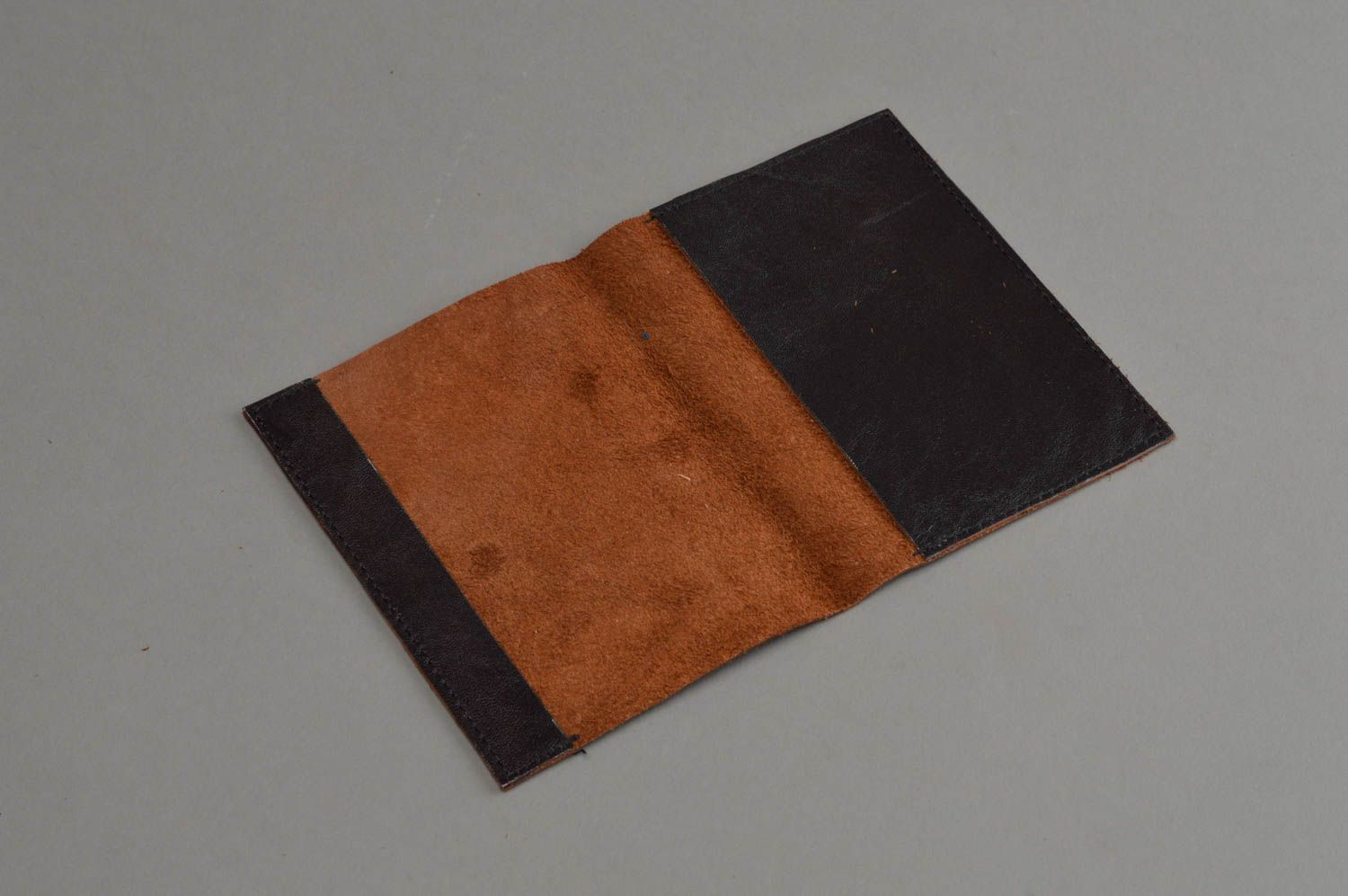 Originelle schwarze handgemachte Passhülle aus Leder Geschenk für Jubiläum foto 3