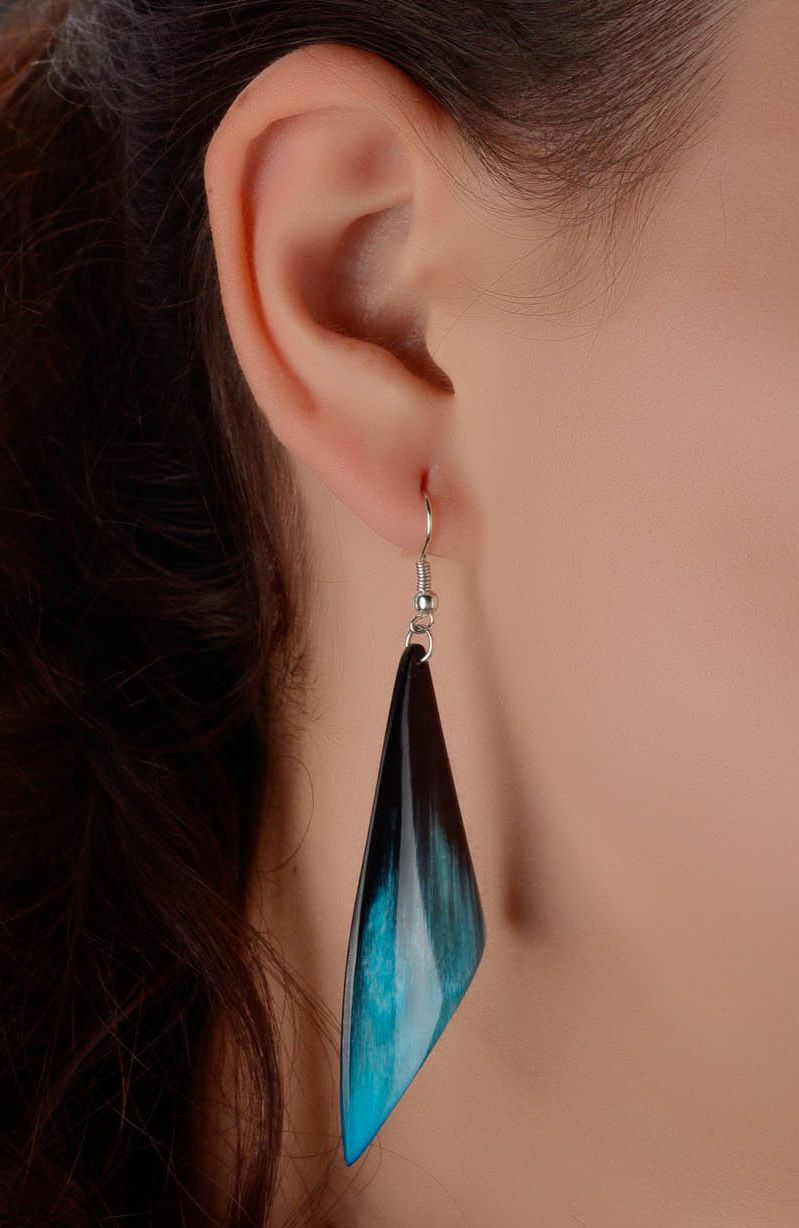Boucles d'oreilles artisanales en corne Plumes bleues photo 4