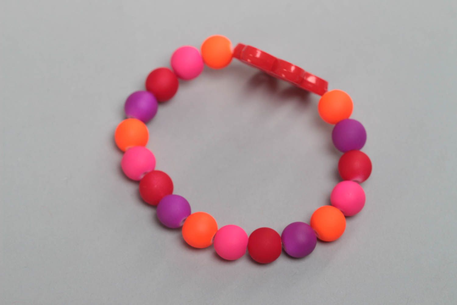 Браслет из пластиковых бусин ручной работы для девочки разноцветный с цветком фото 4