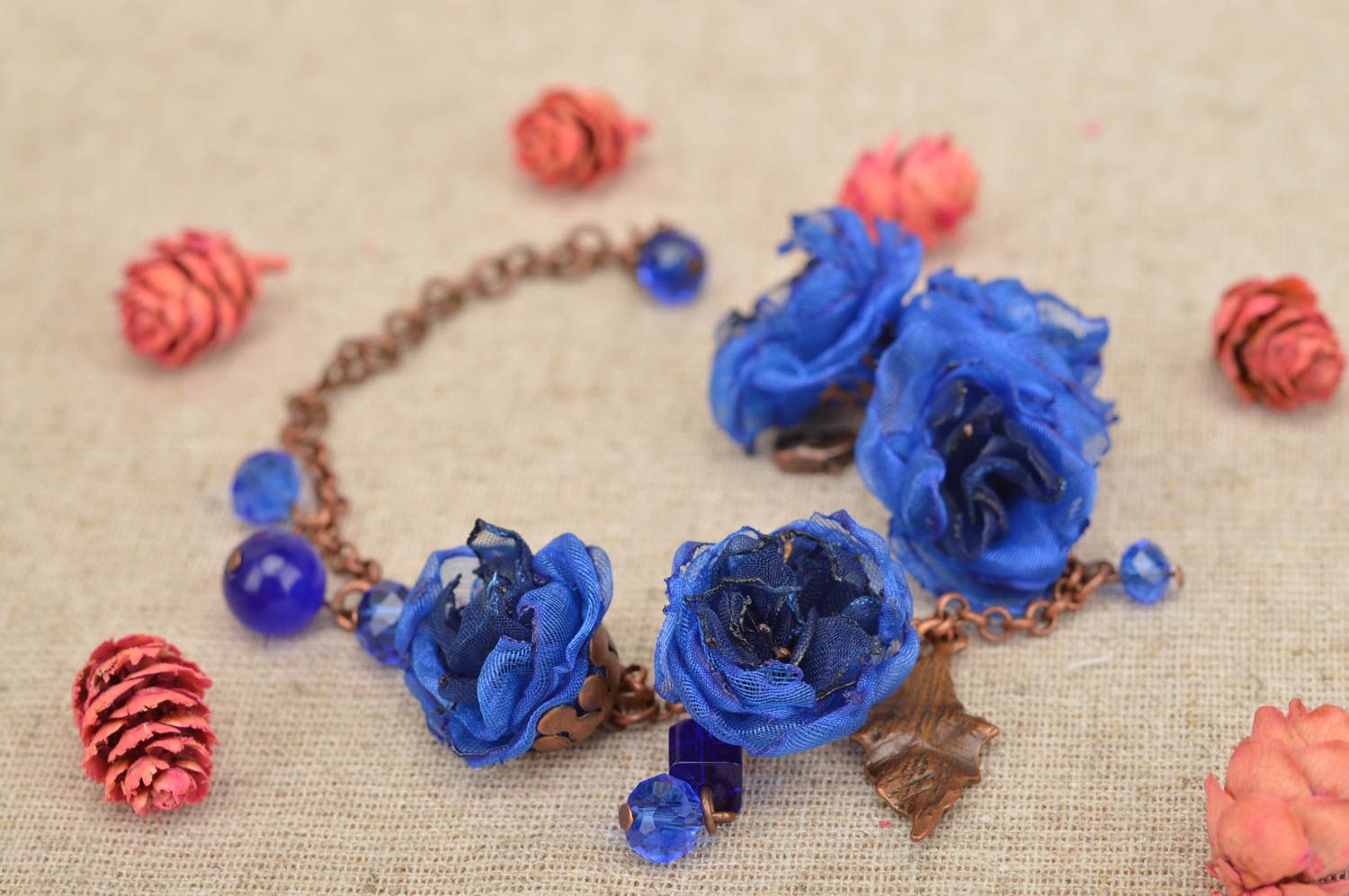 Синий браслет с цветами из шифона ручной работы красивый нарядный Васильки фото 1