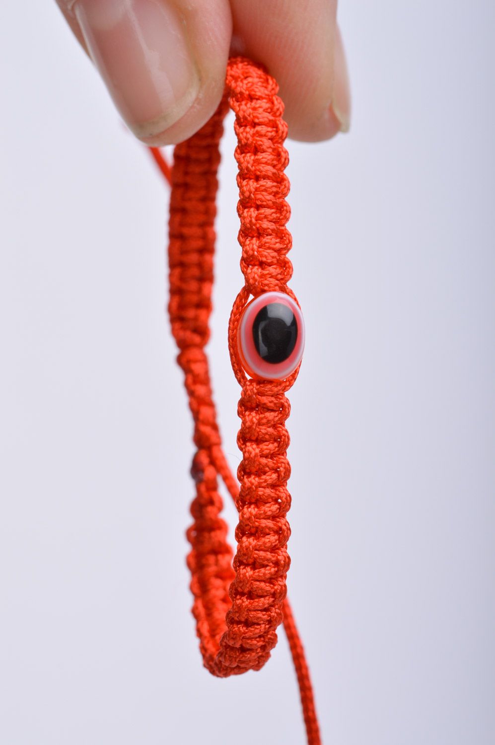 Pulsera hecha a mano de hilos con cuenta contra mal de ojo roja sencilla con talla ajustable artesanal foto 3