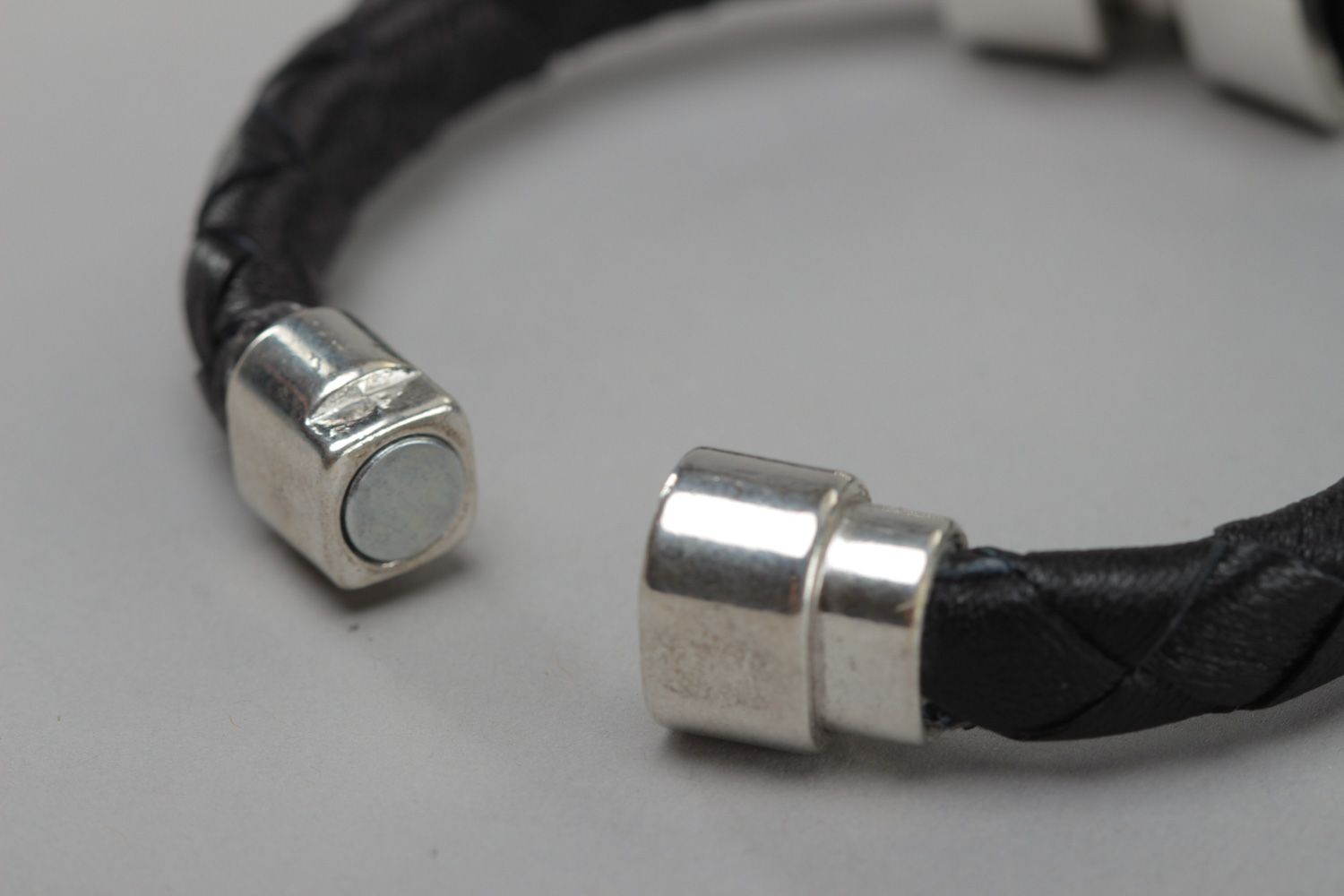 Bracelet en cuir naturel noir avec breloque métallique fait main unisexe Tortue photo 4