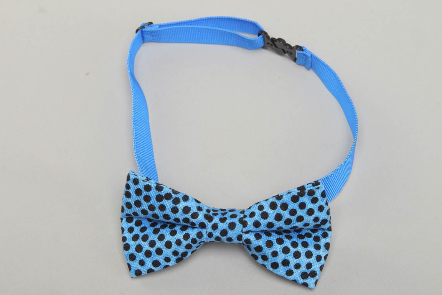 Текстильный галстук-бабочка из хлопка голубой в черный горошек фото 1