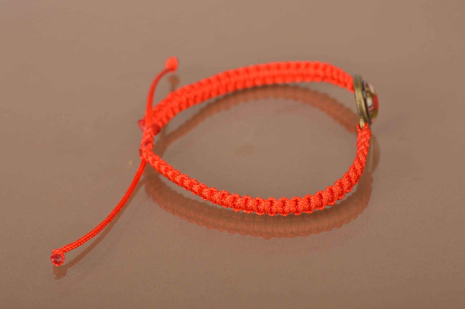 Оригинальный плетеный браслет из вощеной нити красного цвета ручной работы фото 4