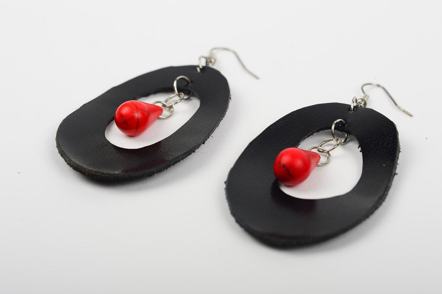 Handmade schwarze Damen Ohrringe aus Leder Designer Schmuck Accessoire für Frau foto 4
