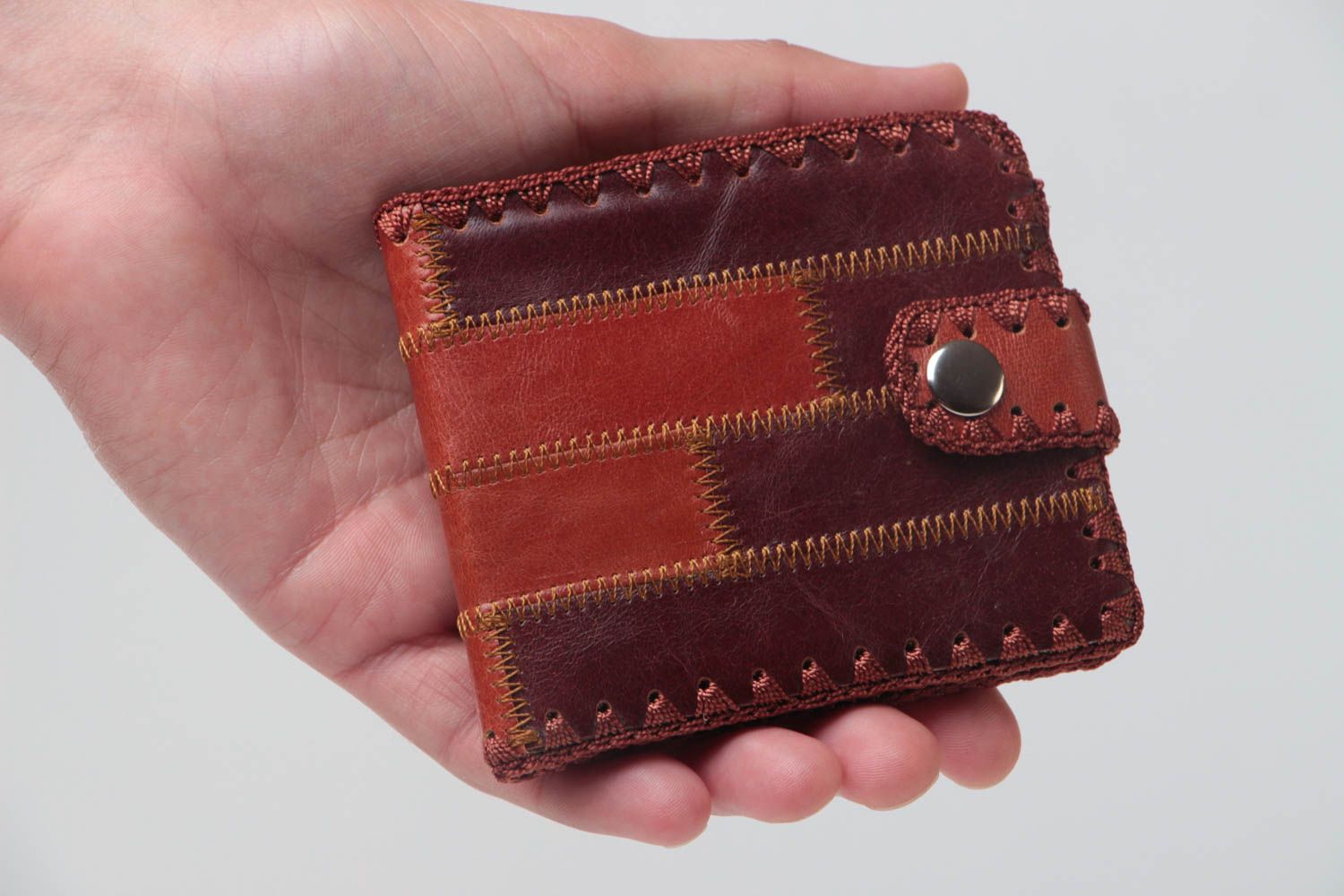 Мужской бумажник из натуральной кожи ручной работы на кнопке темно-коричневый фото 5
