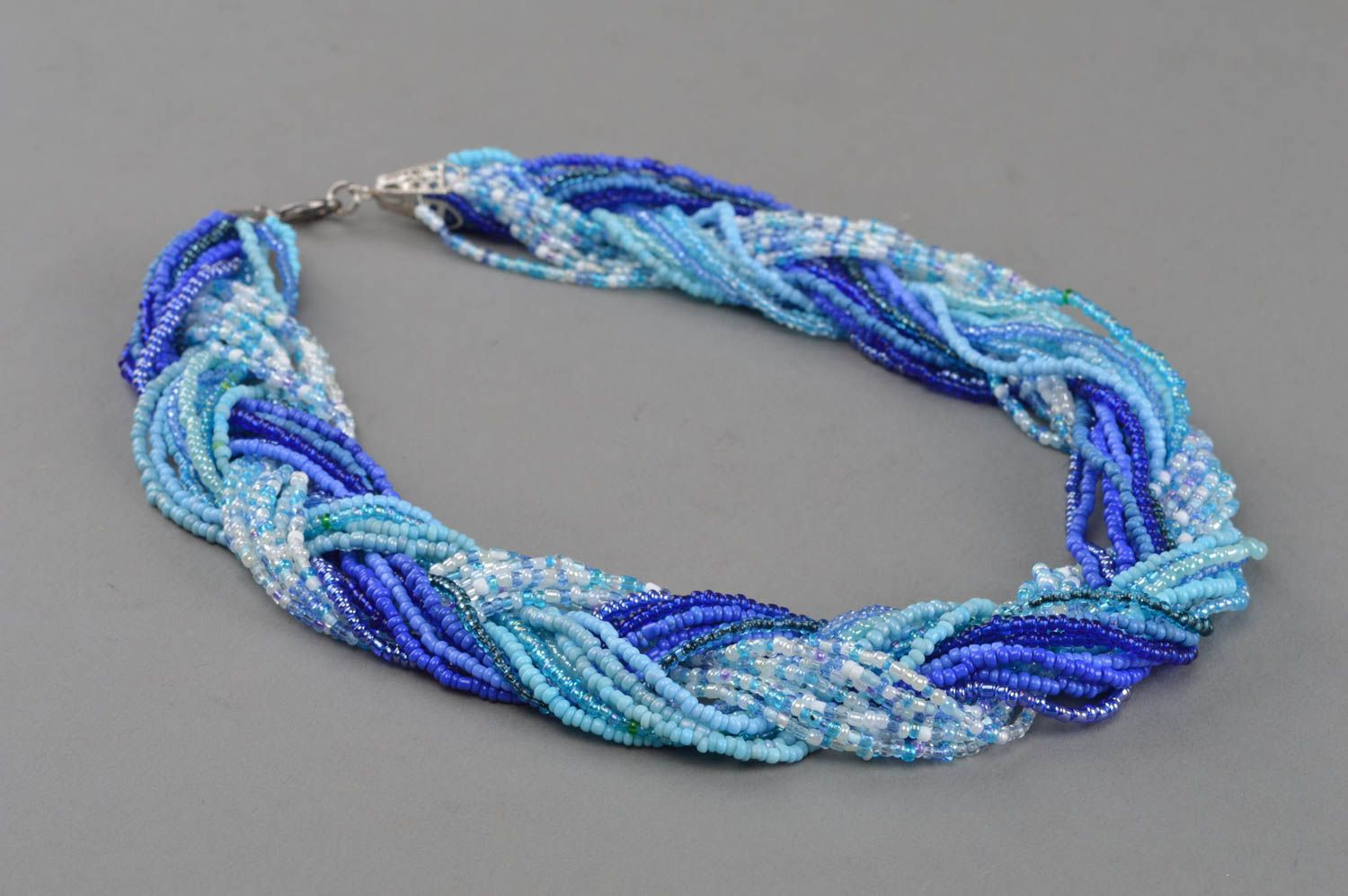Ожерелье из бисера в синих и голубых тонах ручной работы плетеное в косичку  фото 2