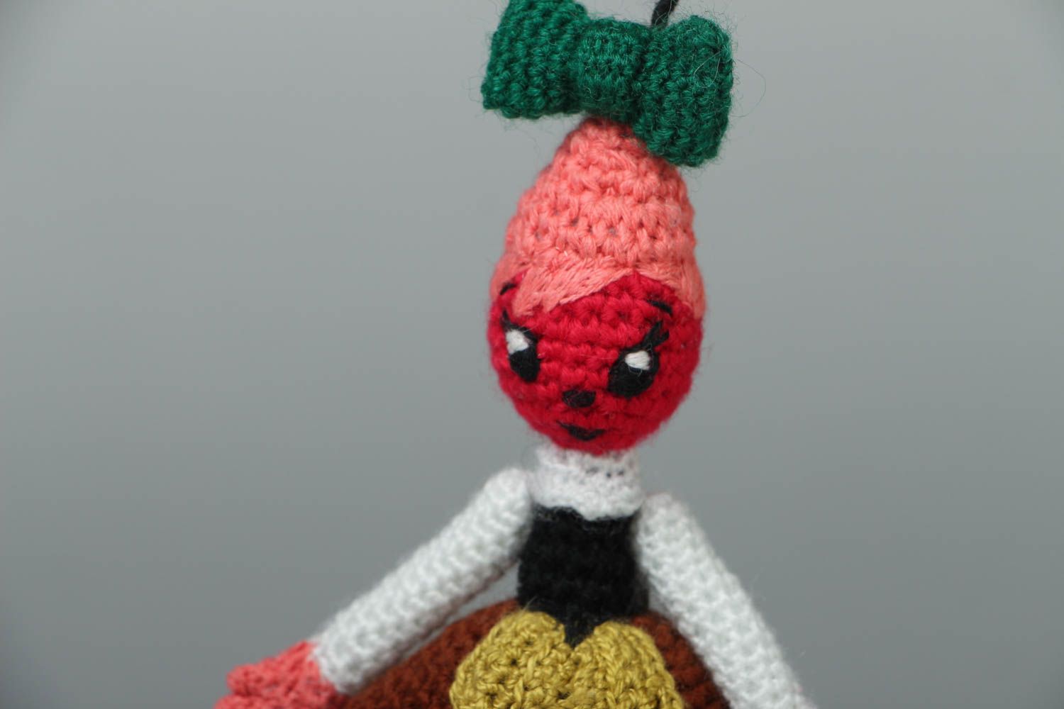 Poupée tricotée en laine faite main jouet original et pratique pour enfant photo 2