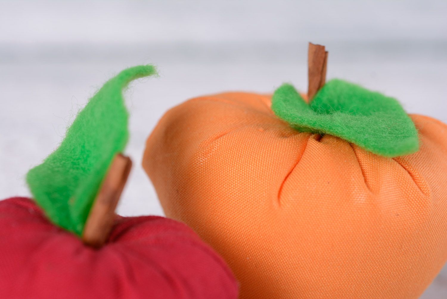 Оранжевая авторская игрушка из хлопчатобумажной ткани в виде яблока ручной работы фото 5
