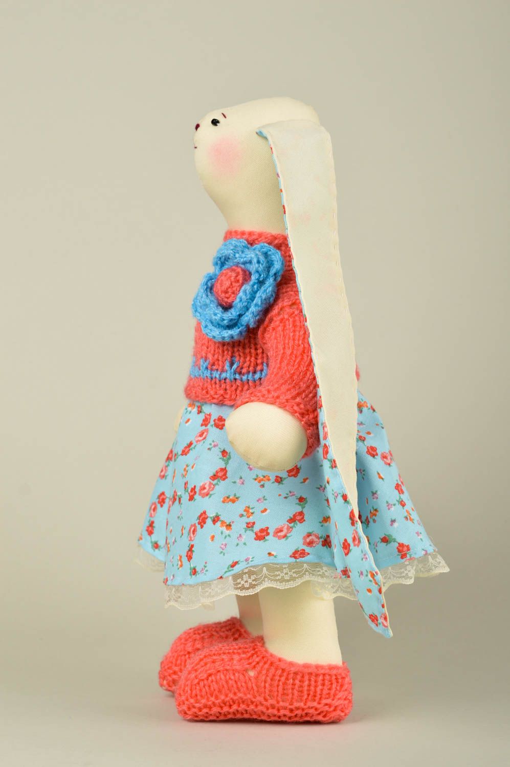 Peluche lapin en pull et jupe Jouet fait main en tissu Cadeau pour enfant photo 3