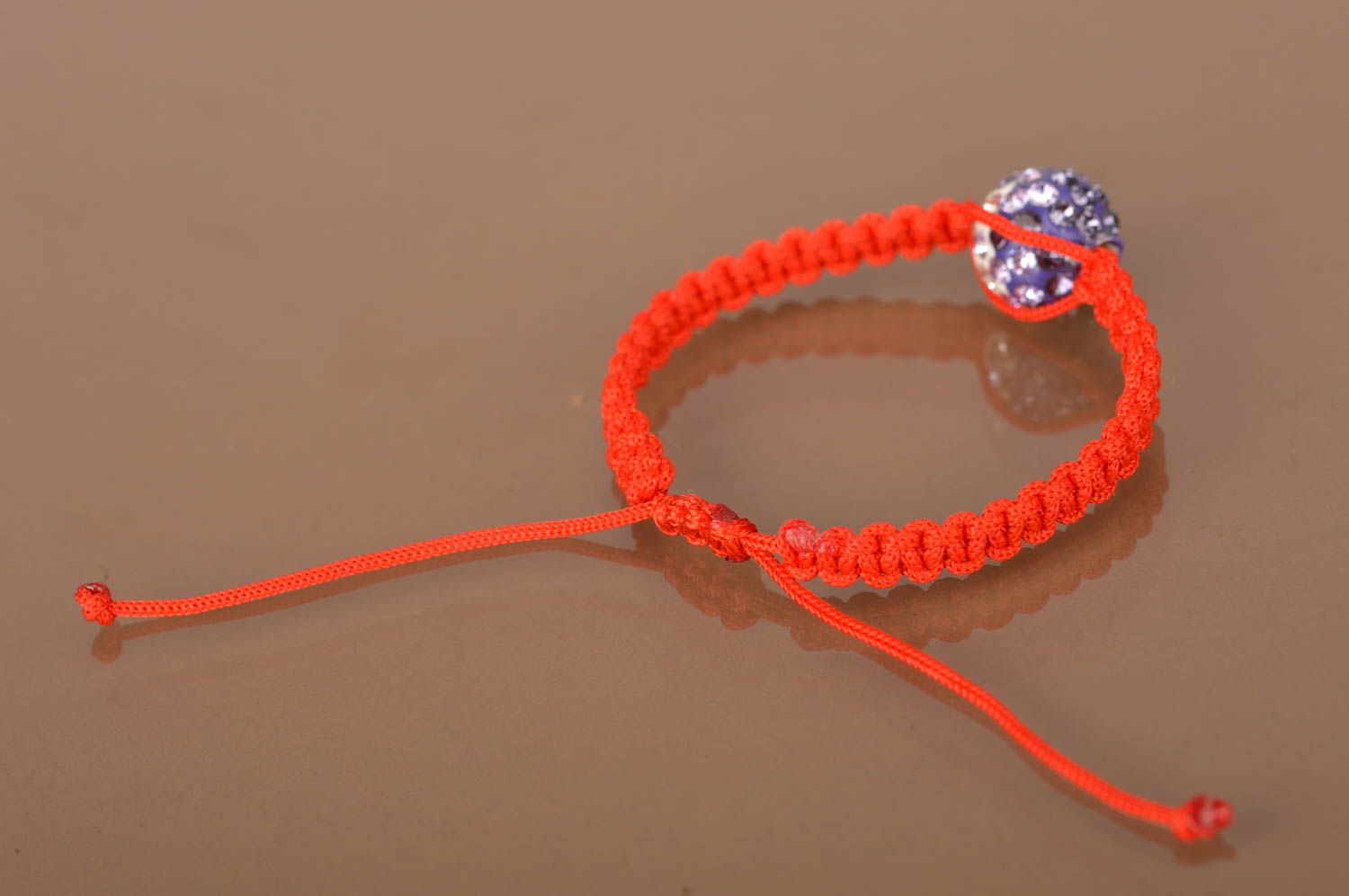 Bracelet fait main fin rouge tressé en lacet ciré avec perle de strass mauve photo 5