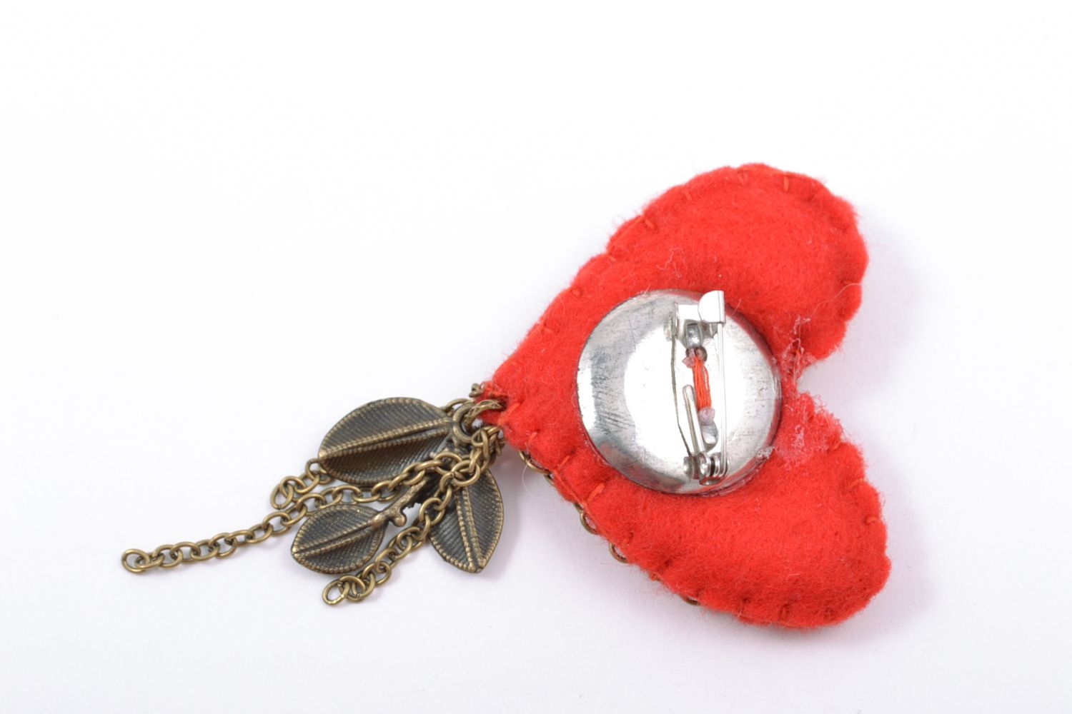 Broche en feutre rouge faite main cadeau pour femme Coeur avec breloque photo 4