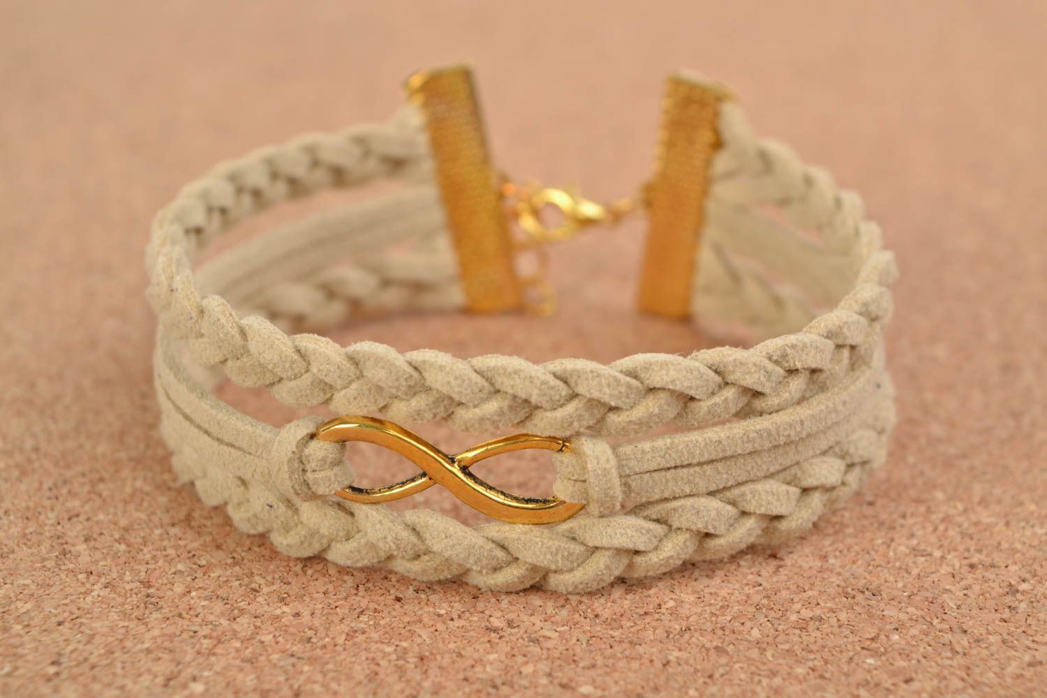 Bracelet en daim beige avec pendeloque original bijou fait main Infini photo 1