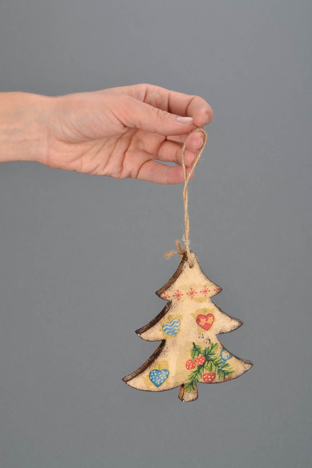 Decoração do Natal na forma de árvore de Natal de madeira foto 2