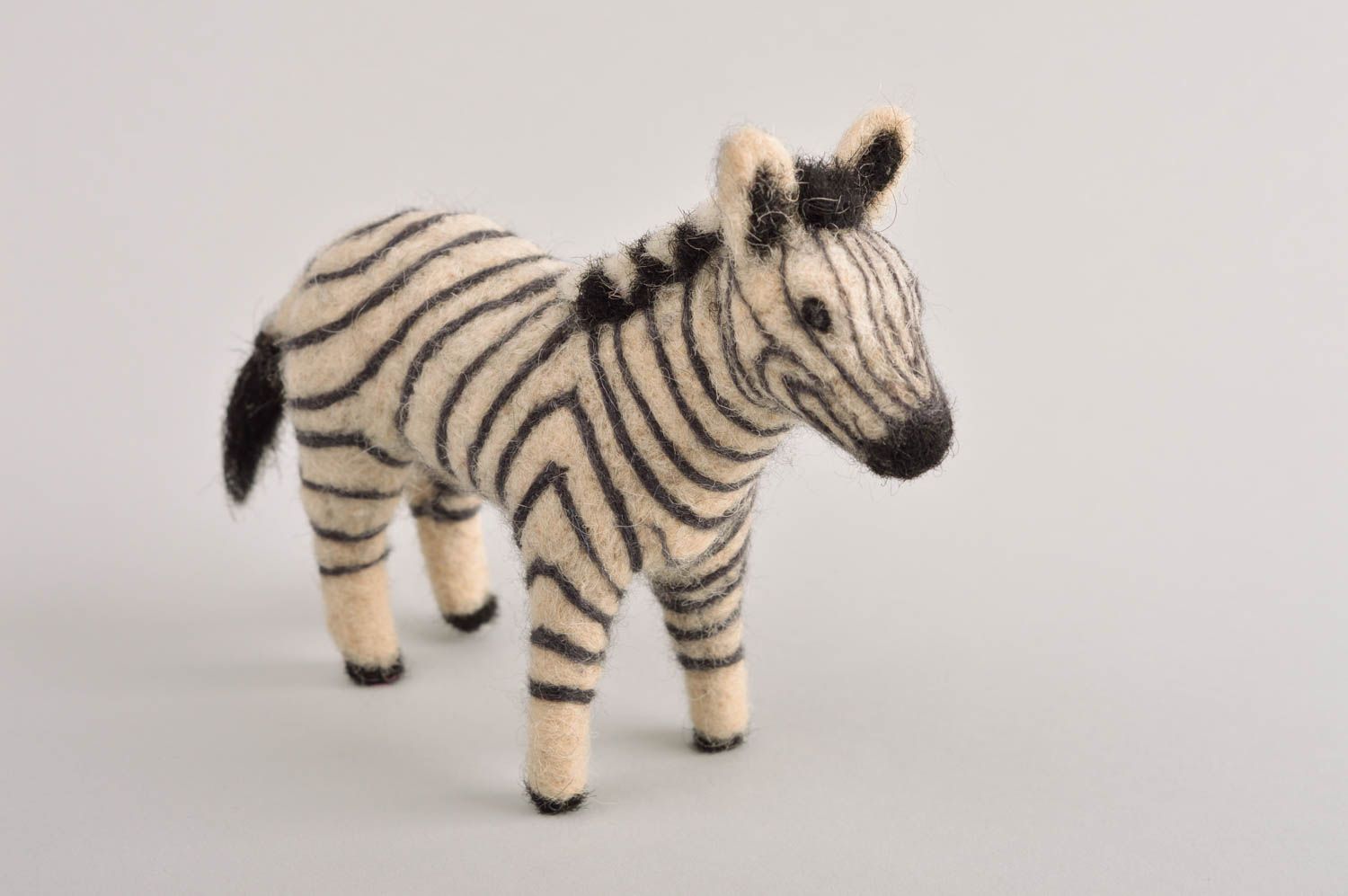 Niedliches Kuscheltier Zebra handmade Spielzeug aus Wolle Geschenk für Kinder foto 2