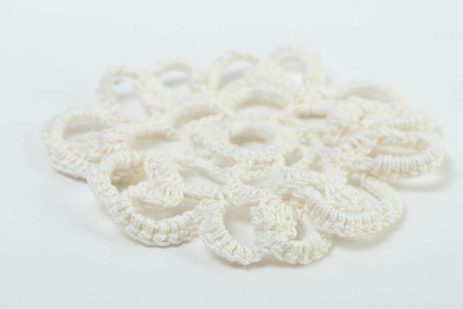 Fleur au tricot faite main Fourniture bijoux blanche ajourée Création broche photo 3