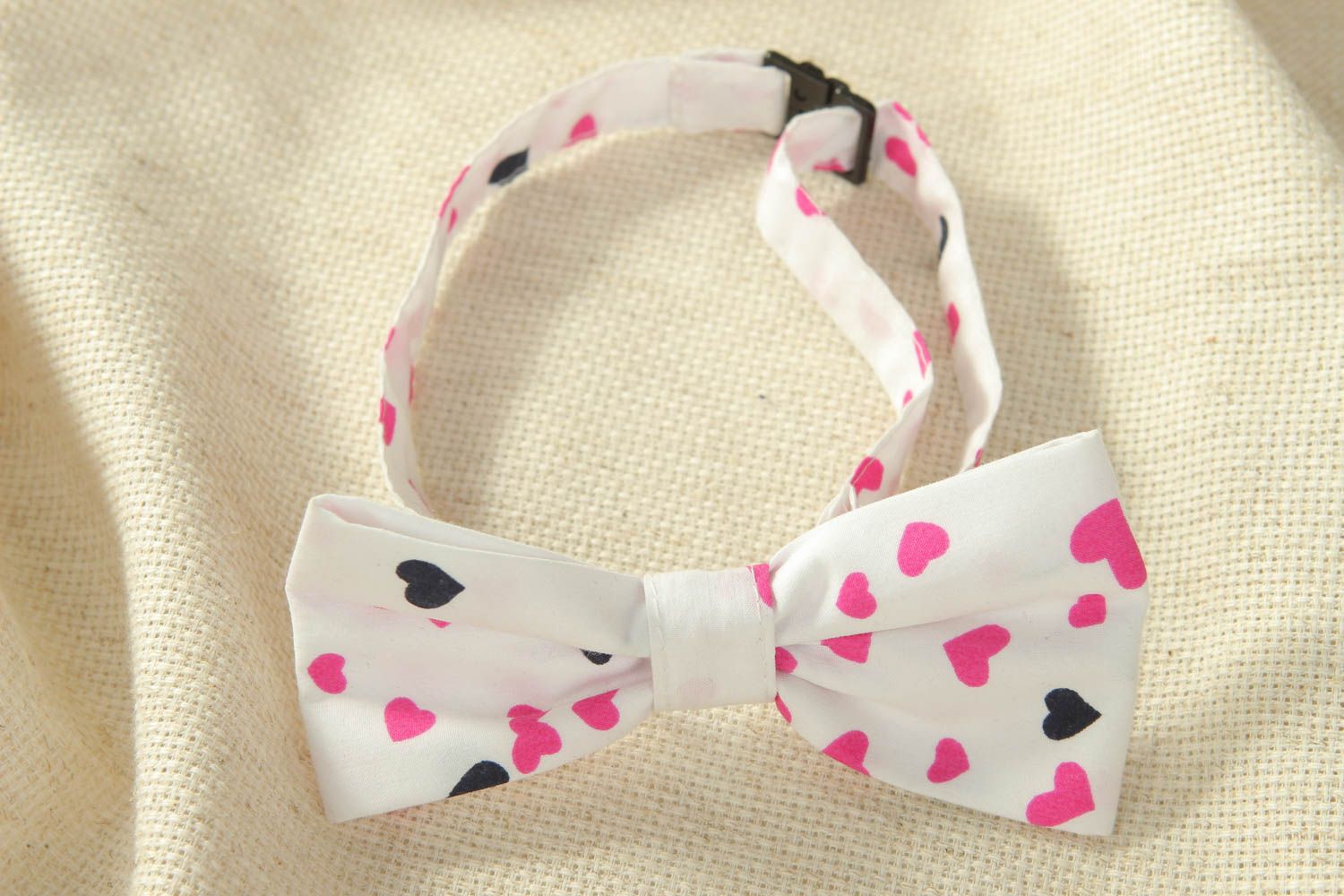 White cotton bow tie with hearts pattern photo 1