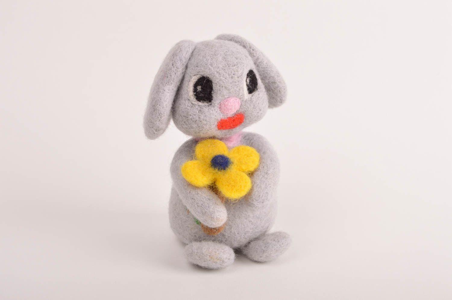 Gefilzte Figur handgefertigt Hase Spielzeug originelles Geschenk weich foto 2