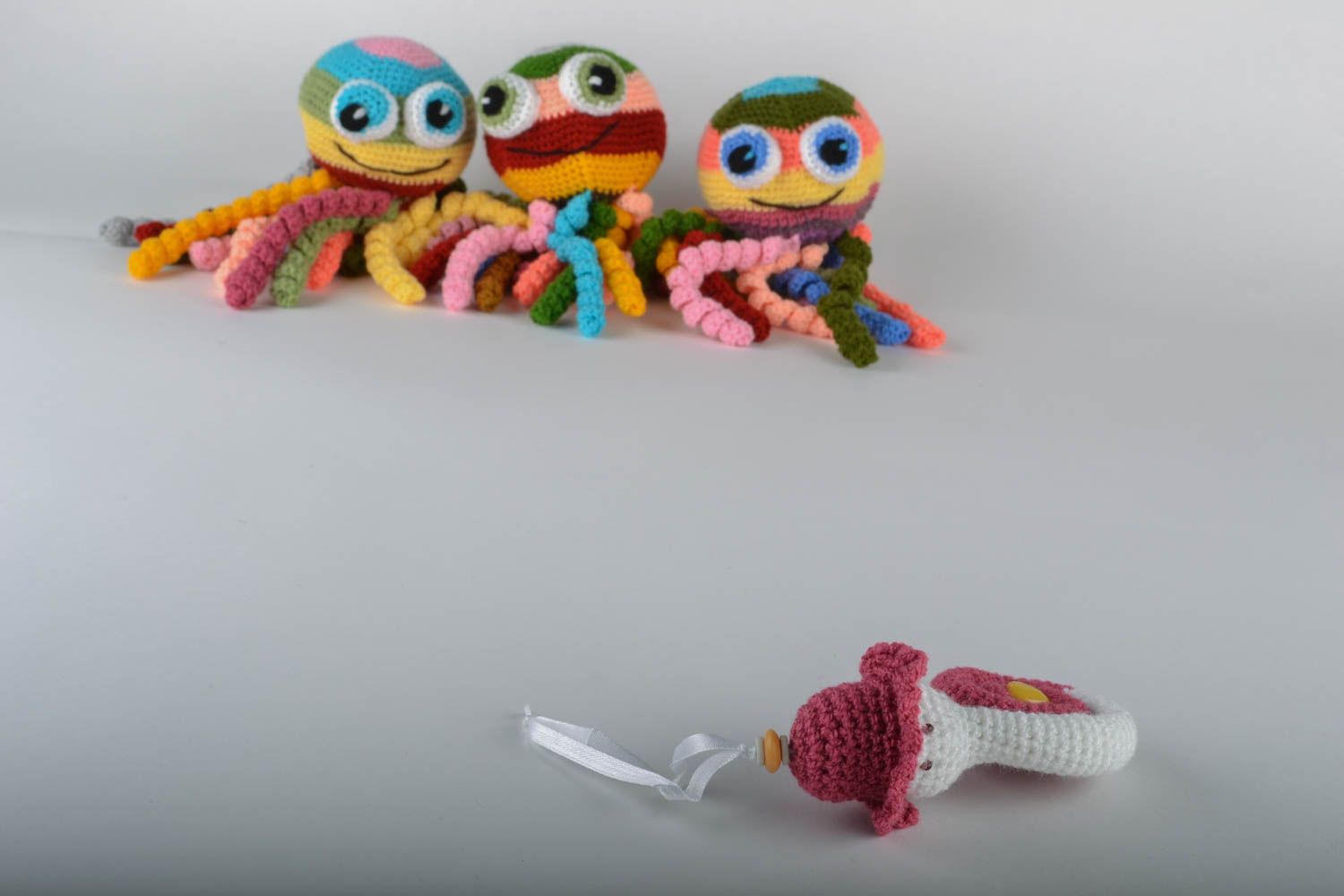 Pink crochet toy snail photo 1