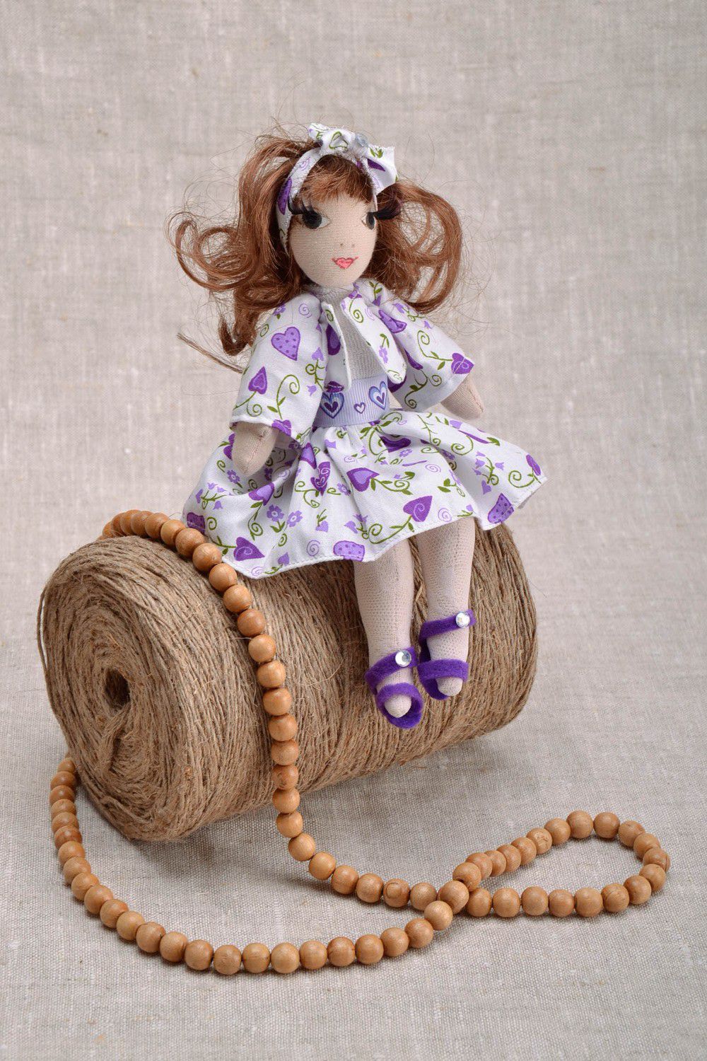 Muñeca sedentaria con vestido morado foto 5