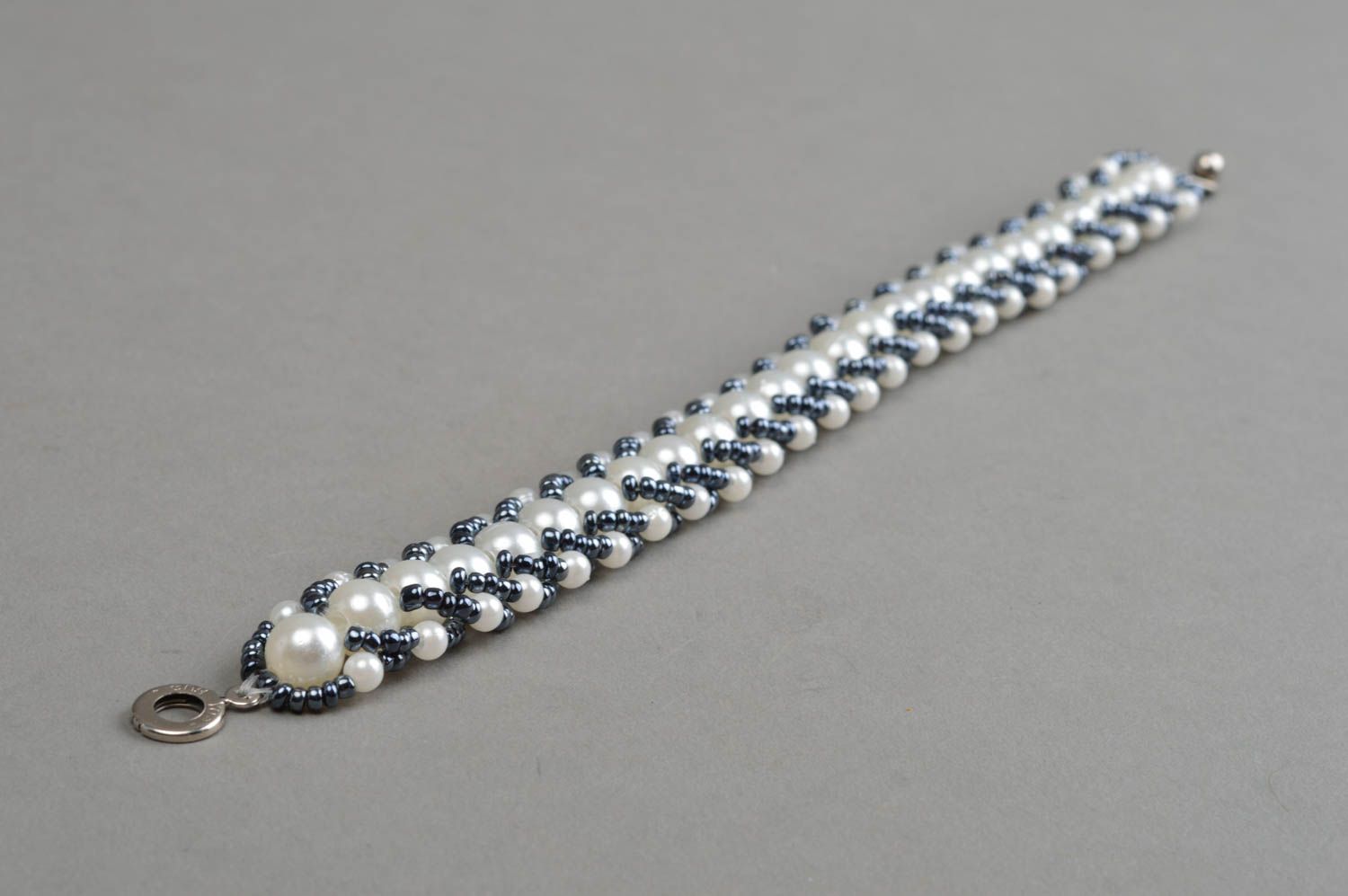 Geflochtenes elegantes weißes handgemachtes Armband aus Glasperlen Drosselbeeren foto 5