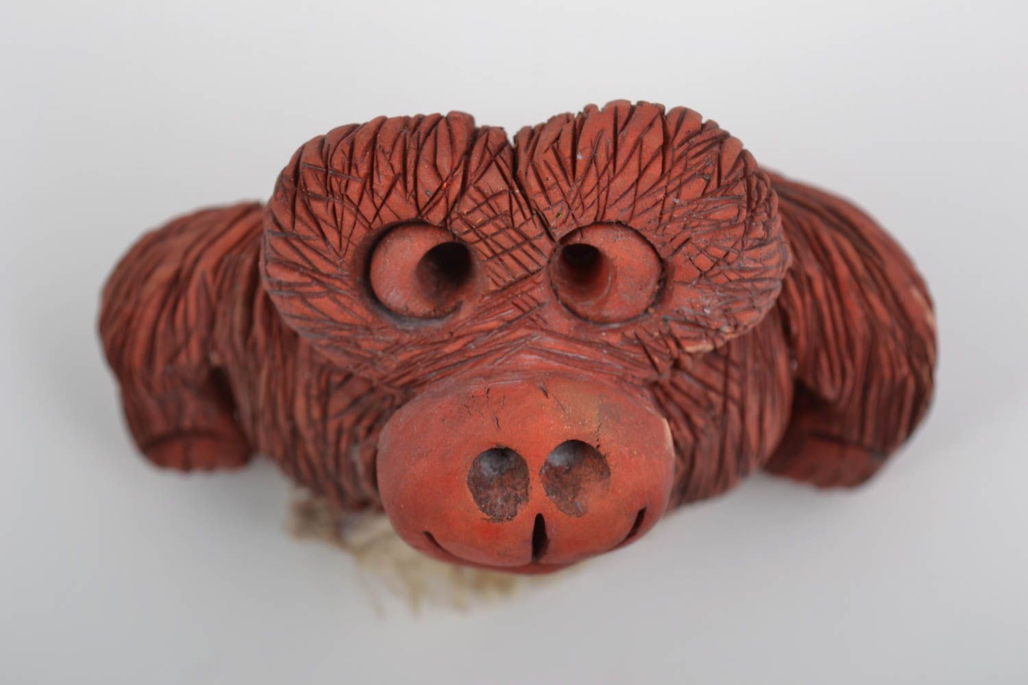Figura decorativa artesanal de arcilla roja con forma de mono pequeño marrón  foto 3