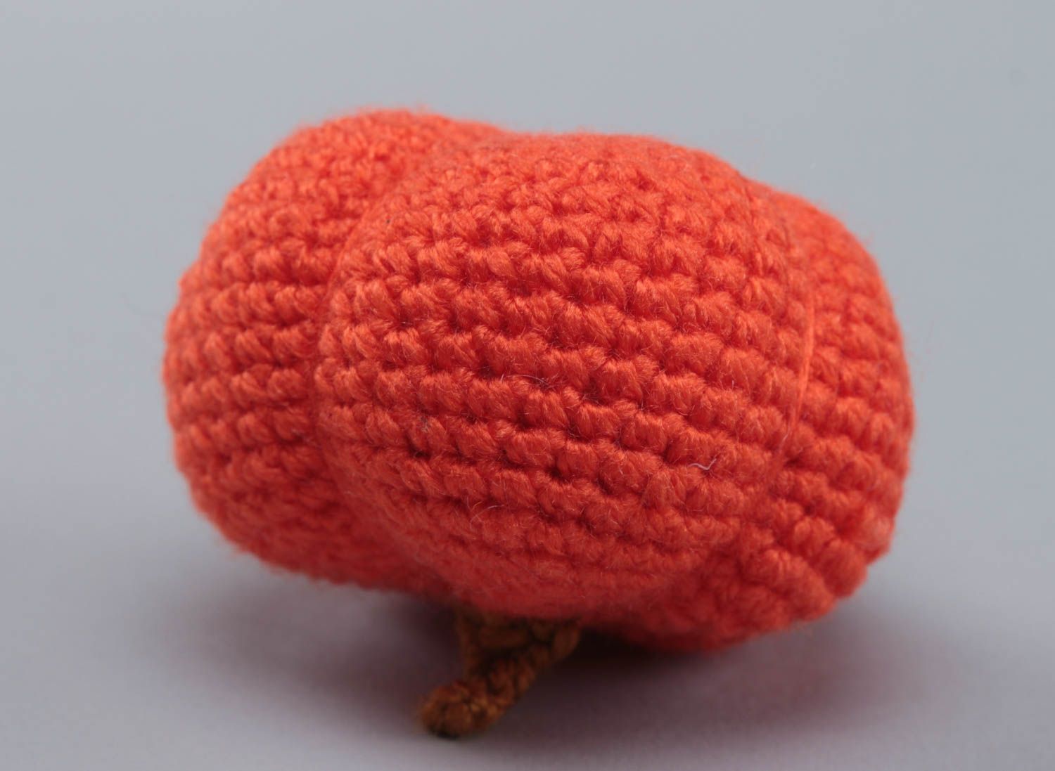 Petit jouet mou tricoté orange en forme de citrouille fait main au crochet photo 4