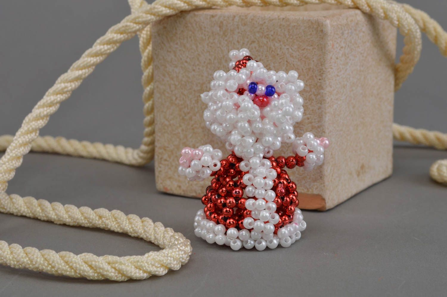 Бисерная фигурка Деда Мороза ручной работы маленькая для новогоднего декора дома фото 1