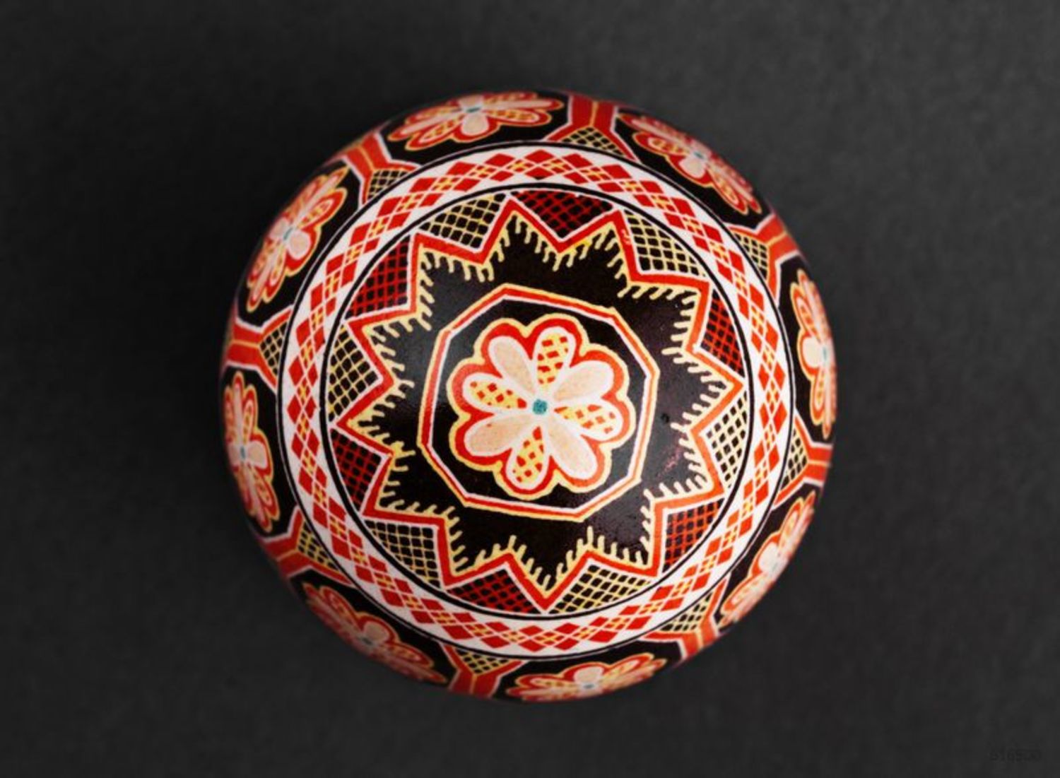 Handgemachtes dekoratives bemaltes Osterei mit Ornament zum Osterfest für Haus Dekoration foto 3