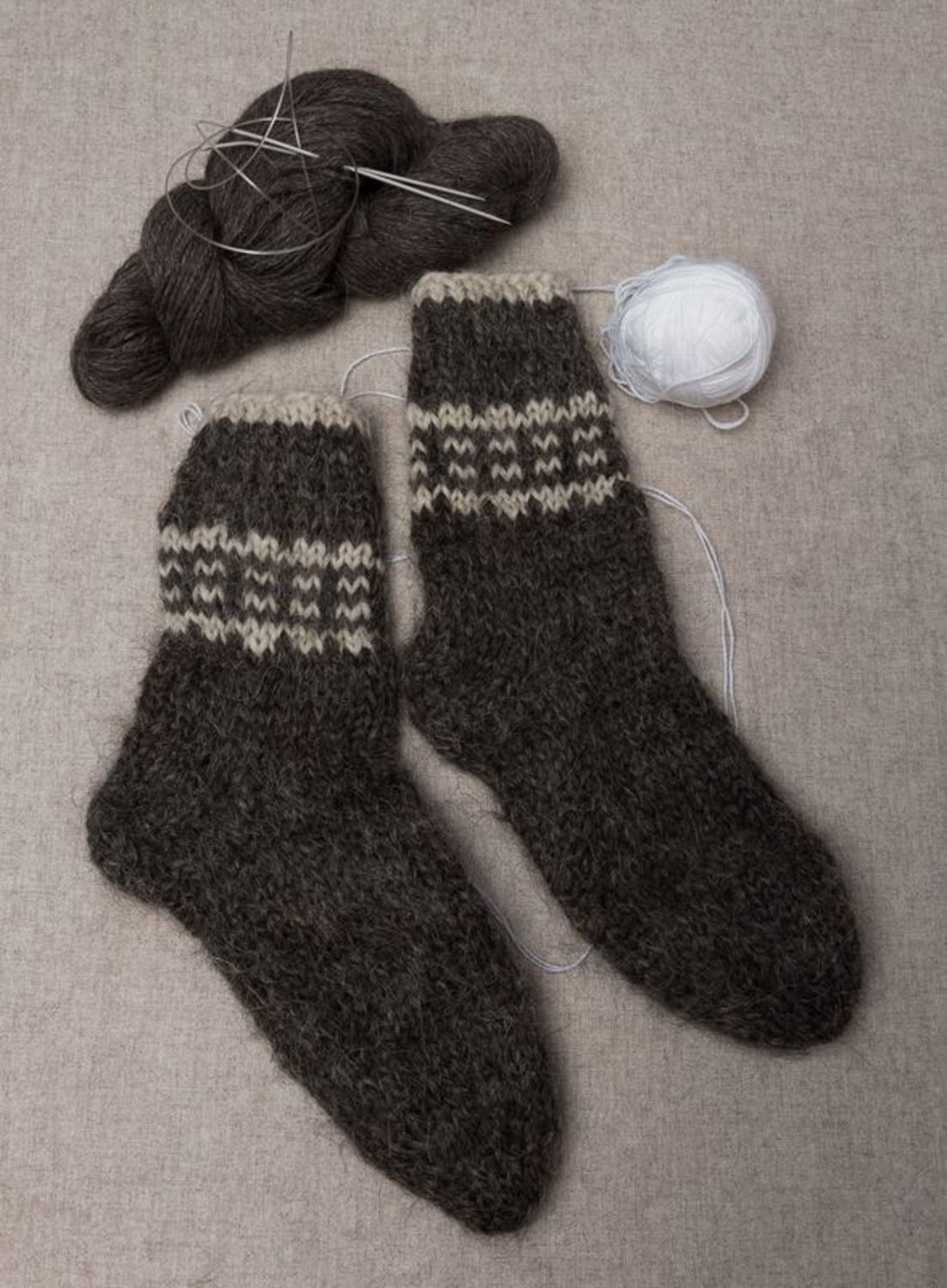 Grey men's woolen socks photo 1