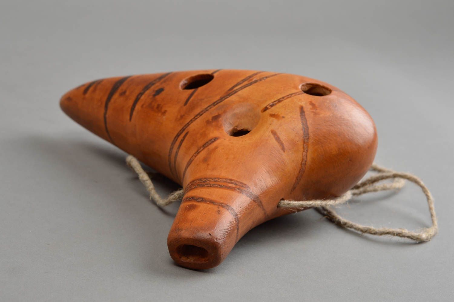 Originelle ethnische Lippenpfeife aus Ton in Braun Souvenir interessanter Form  foto 3