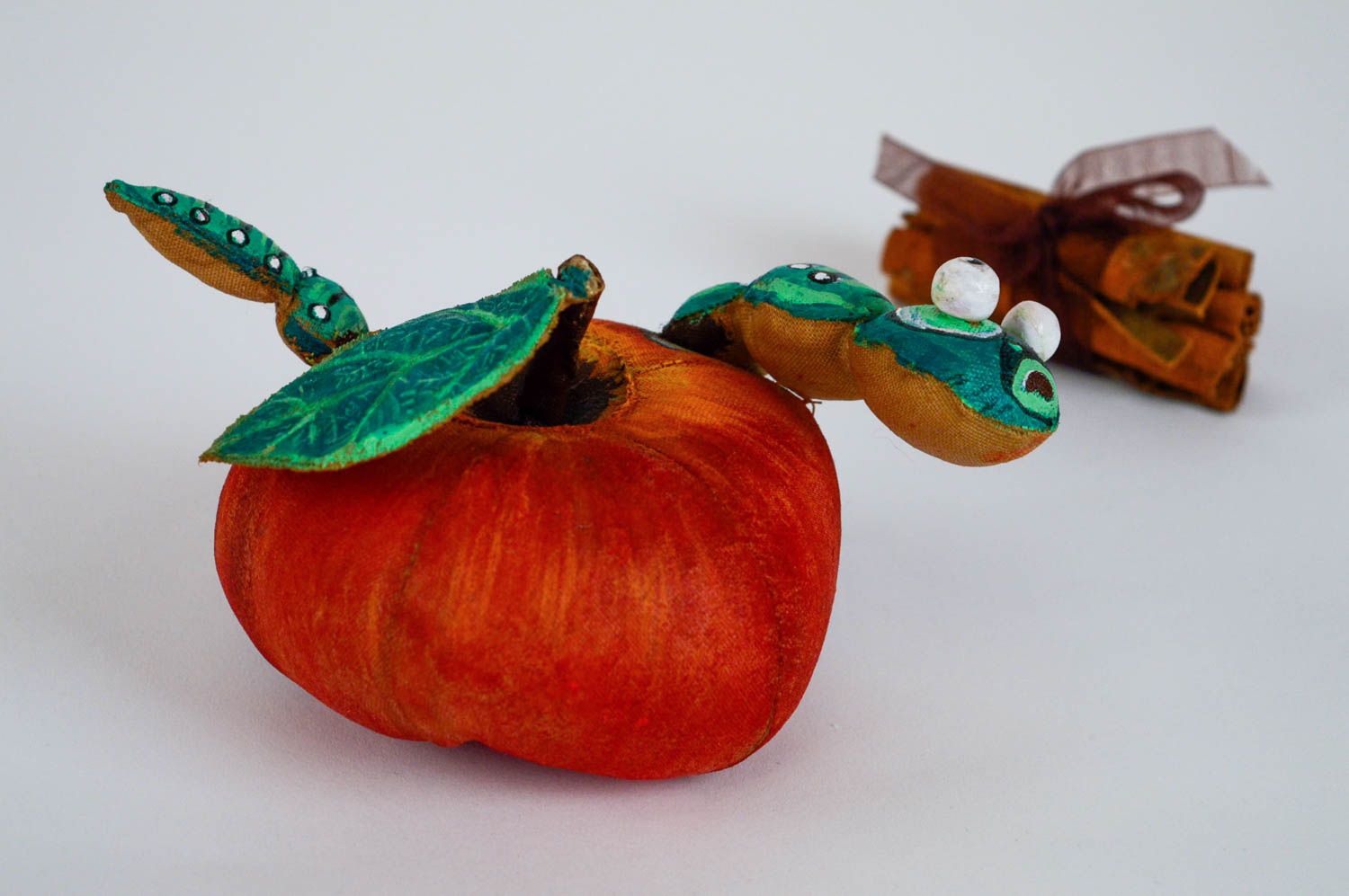 Aroma Spielzeug aus Stoff nicht groß in Form von Apfel mit Wurm handgemacht foto 1