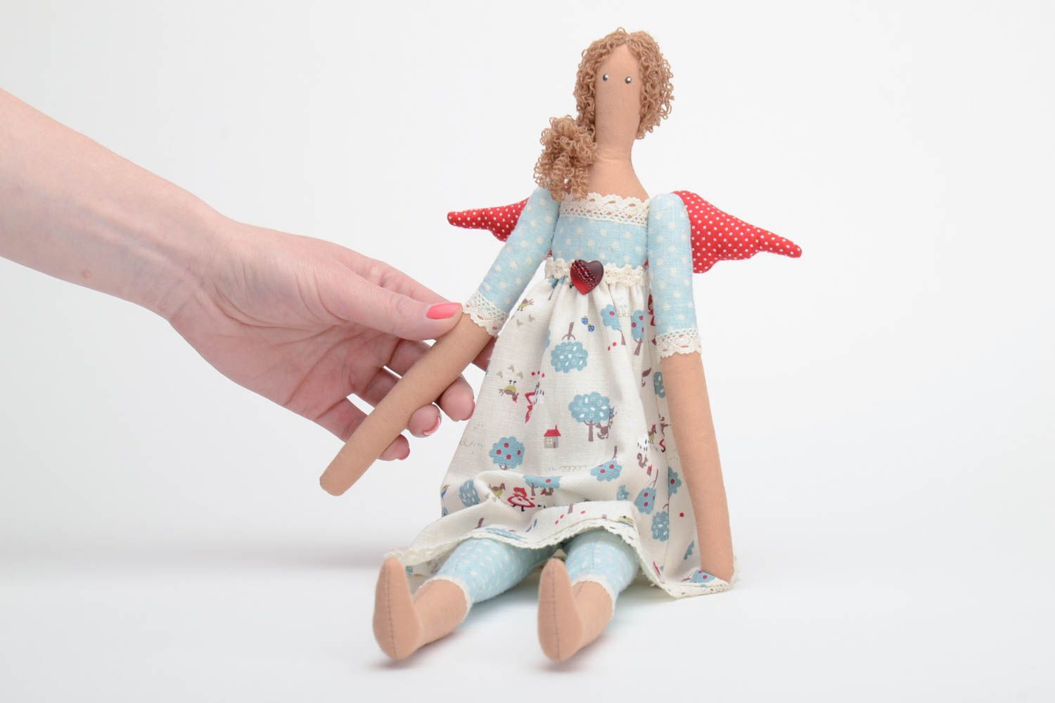 Petite poupée en tissu de coton faite main fée en robe claire aux ailes rouges photo 5