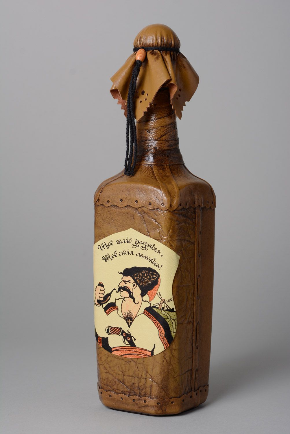 Handmade dekorierte Flasche mit Leder bezogen braun 700 ml Geschenk für Männer  foto 1